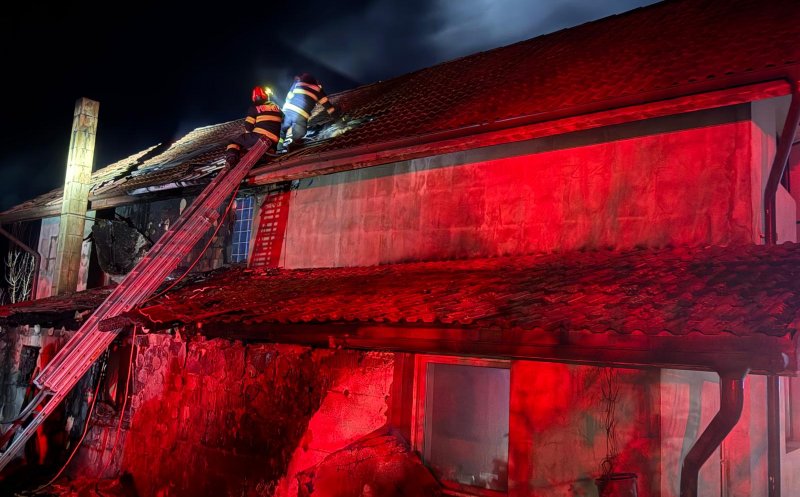 INCENDIU la o casă din Cluj / Un scurtcircuit la un cablu le-a distrus locuința / Bărbat transportat la spital după un atac de panică