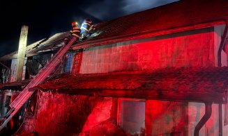 INCENDIU la o casă din Cluj / Un scurtcircuit la un cablu le-a distrus locuința / Bărbat transportat la spital după un atac de panică