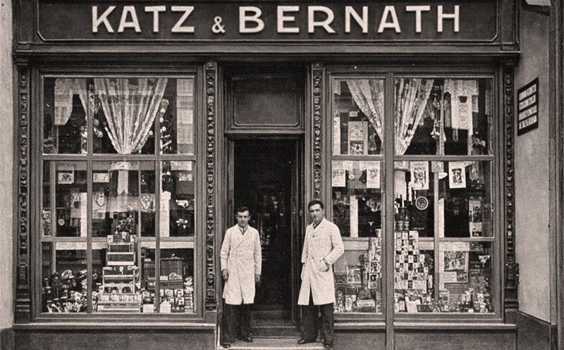 Prăvălia cea nouă a firmei Katz şi Bernath, în palatul lor propriu de două etaje din Piaţa Mihai Viteazul