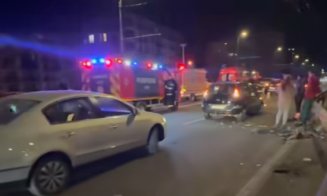 Accident teribil în Mărăști. O mașină s-a răsturnat pe podul de pe Aurel Vlaicu: "S-a făcut praf"