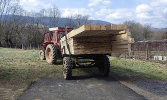 Clujean prins la furat de lemne. Nu avea acte nici pe tractor, nici pe cherestea. Polițiștii i-au confiscat tot