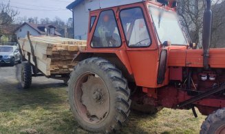 Clujean prins la furat de lemne. Nu avea acte nici pe tractor, nici pe cherestea. Polițiștii i-au confiscat tot