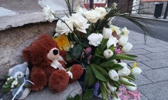 O săptămână de la ACCIDENTUL mortal din fața Primăriei Cluj. Flori, candele și plușuri în memoria Alettei și a copilașului ei nenăscut