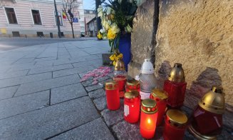 O săptămână de la ACCIDENTUL mortal din fața Primăriei Cluj. Flori, candele și plușuri în memoria Alettei și a copilașului ei nenăscut