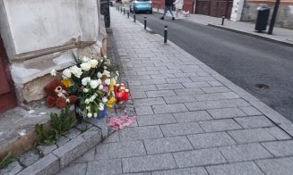 O săptămână de la ACCIDENTUL mortal din fața Primăriei Cluj. Flori, candele și plușuri în memoria Alettei și a copilașului ei nenăscut