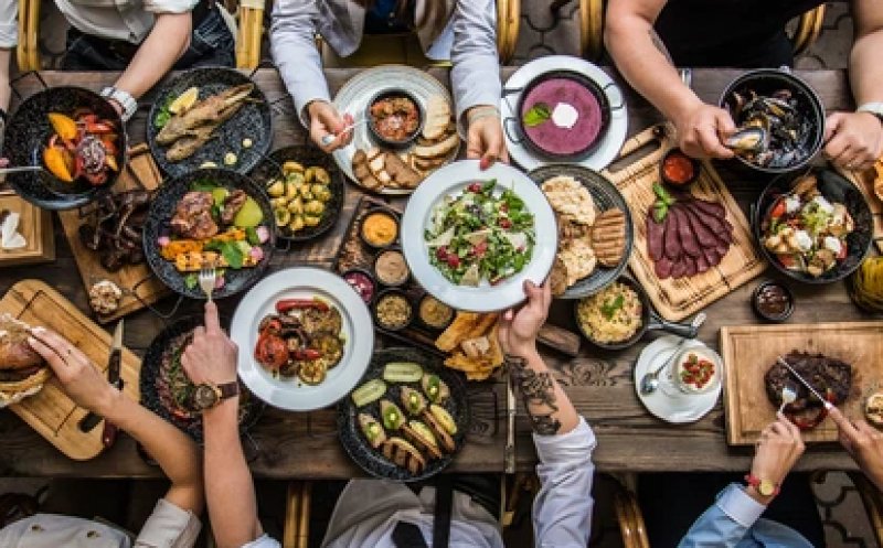 Nu toate proteinele sunt la fel. Ceea ce mănânci azi îți poate accelera sau încetini îmbătrânirea