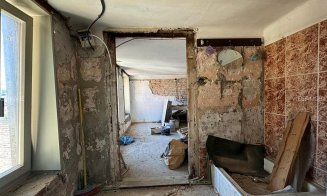 Cu cât se vinde o mansardă dărăpănată dintr-o ”zonă strategică” a Clujului? Are 27 mp și arată ca după bombardamente