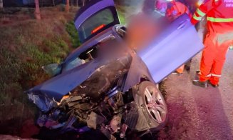 ACCIDENT pe un drum din Cluj. Victimă extrasă cu descarcerarea din mașina făcută praf