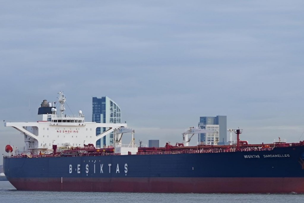 Petrolier încărcat cu țiței rusesc atacat în Marea Neagră