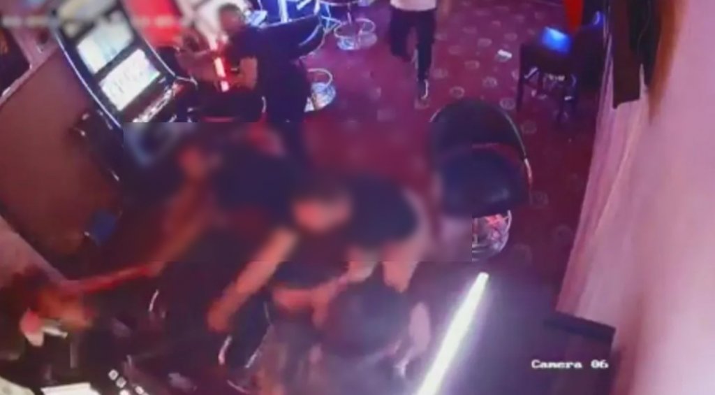 Tâlhărie într-o sală de jocuri din Cluj: bani smulși în baie după un câștig la păcănele. Agresorul a fost făcut K.O de un angajat al sălii