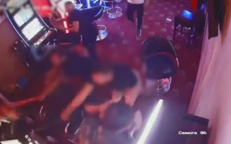 Tâlhărie într-o sală de jocuri din Cluj: bani smulși în baie după un câștig la păcănele. Agresorul a fost făcut K.O de un angajat al sălii