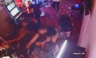 Tâlhărie într-o sală de jocuri din Cluj: bani smulși în baie după un câștig la păcănele. Agresorul a fost făcut K.O de un angajat al sălii