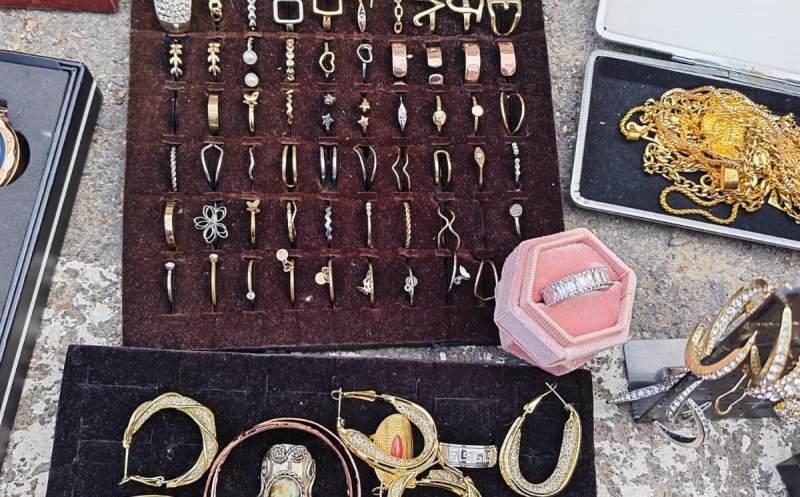 Recoltă în traficul din Cluj: Bijuterii contrafăcute și arme albe