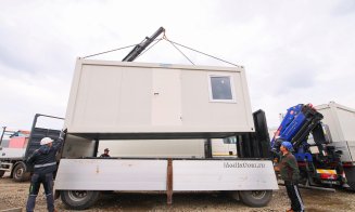 Primele module de locuit destinate familiilor afectate de incendiul de pe strada Margaretelor, instalate pe poziții