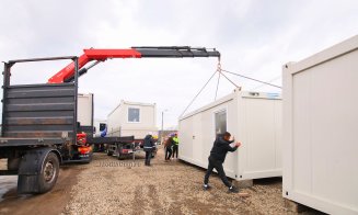 Primele module de locuit destinate familiilor afectate de incendiul de pe strada Margaretelor, instalate pe poziții
