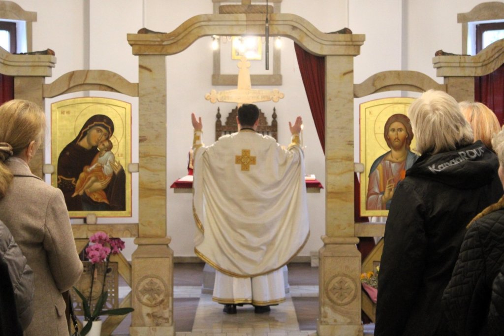 Floriile aduc tradiția și bucuria la Cluj: Liturghie, pricesne și târg caritabil la Biserica "Sfântul Mina"