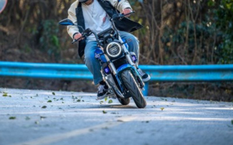 La un pas de tragedie în Cluj: copil de 14 ani prins de polițiști în timp ce conducea ilegal o motocicletă neînmatriculată