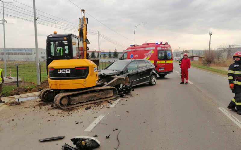 ACCIDENT în Apahida. Autoturism vs. buldoexcavator / Descarcerarea a extras o victimă