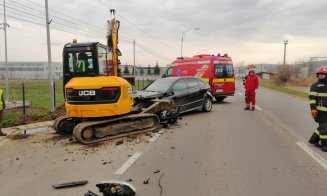ACCIDENT în Apahida. Autoturism vs. buldoexcavator / Descarcerarea a extras o victimă