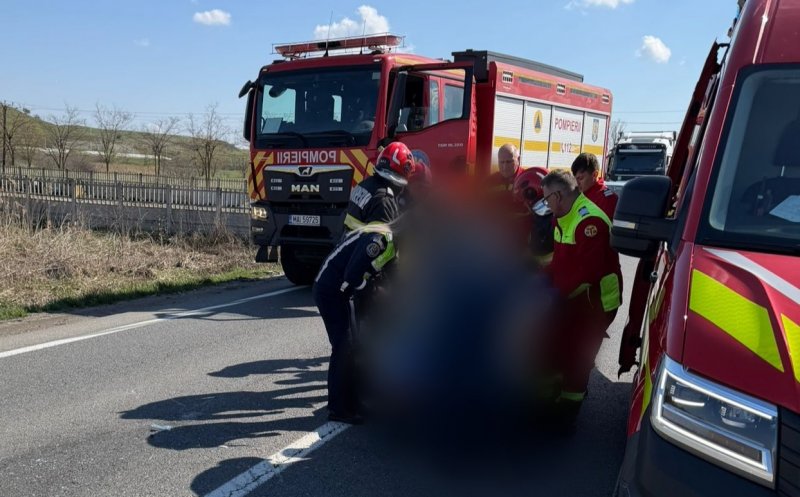 Accident între o mașină și o motocicletă pe E60. Au intervenit echipajele SMURD