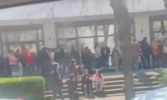 Clujenii, îndrăgostiți de fructe tropicale. Sute de oameni au stat la coadă la deschiderea unui magazin