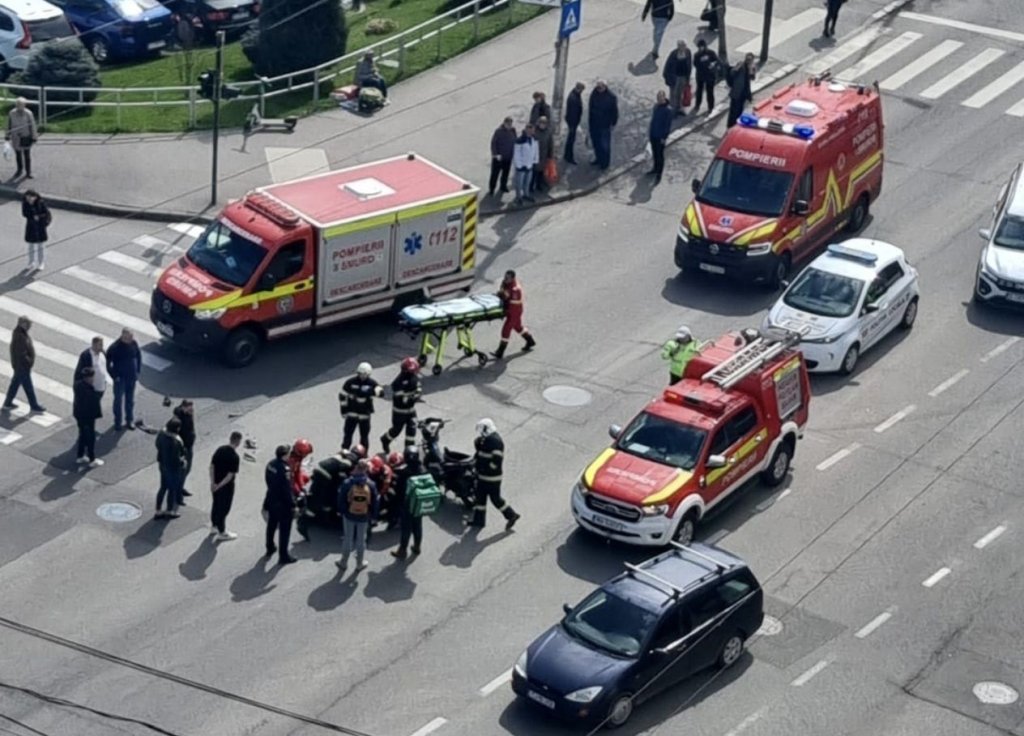 Accident grav pe strada Fabricii din Cluj-Napoca. Un motociclist a fost transportat de urgență la spital