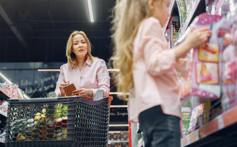 Cu câți bani rămâne, de fapt, o familie după ce plătește toate facturile și taxele. Unde se duc veniturile lună de lună