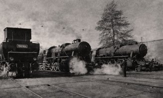 Reparația locomotivelor cu aburi sub cerul liber, care se făcea în curtea fabricii Remarul 16 februarie, începutul anilor '50