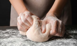 Tradiții în Miercurea Mare. Ziua în care se face prescura pentru a fi sfințită în Joia Mare/ Ce NU e bine să facă femeia în Săptămâna Mare