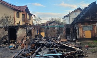 Flăcări devastatoare într-o gospodărie din Cluj-Napoca. Bărbat cu arsuri, transportat de urgență la spital