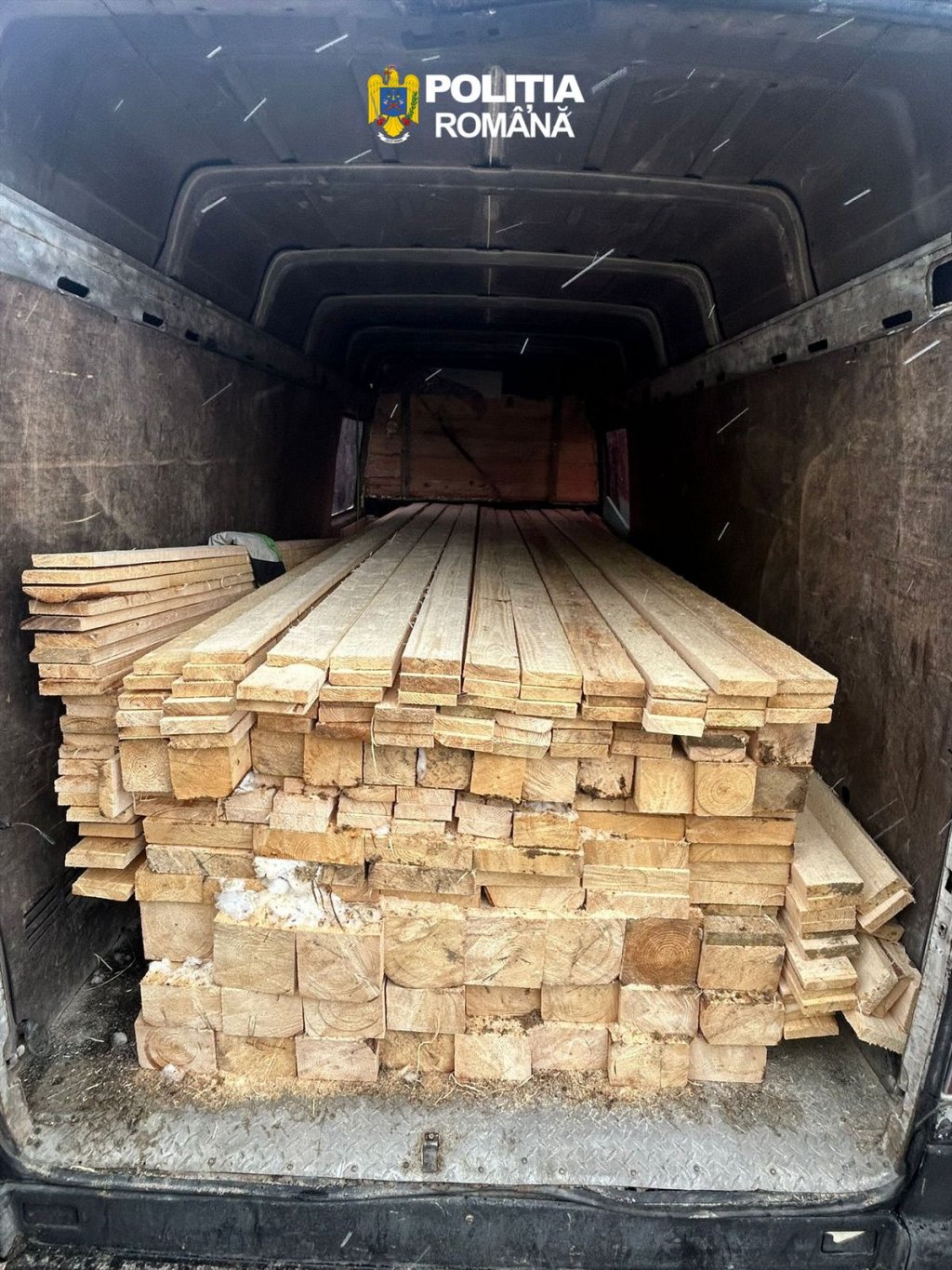 Transport ilegal de lemn, depistat la Cluj. Poliția a dat amendă grea și a confiscat aproape 4 metri cubi