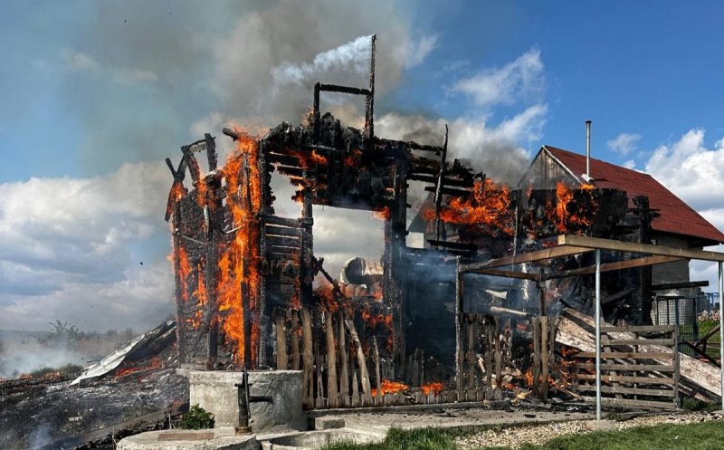 Incendiu devastator în Cluj, chiar înainte de Paște: o locuință a ars complet. Pompierii s-au luptat cu flăcările