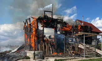 Incendiu devastator în Cluj, chiar înainte de Paște: o locuință a ars complet. Pompierii s-au luptat cu flăcările