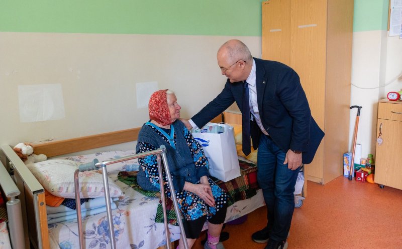 "Nu lăsăm pe nimeni singur". Emil Boc i-a vizitat în Vinerea Mare pe vârstnicii de la Centrul de îngrijire și asistență din Cluj