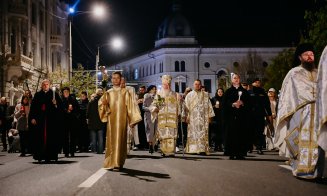 „Veniţi de luaţi Lumină!” / Mii de credincioși clujeni, au înconjurat Catedrala Mitropolitană din Cluj-Napoca, în sunete de clopote şi toacă