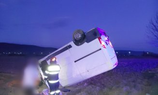 ACCIDENT pe un drum din Cluj / Mașină cu roțile în sus, pe arătură