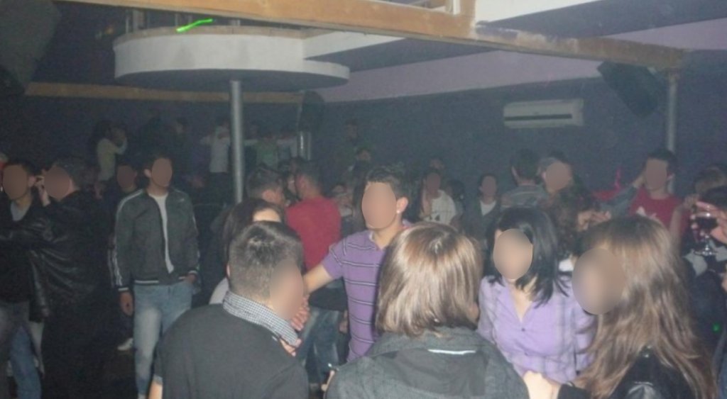Bătaie în toată regula la o discotecă din Cluj, în noaptea de Paște: un tânăr a fost lovit cu o sticlă în față