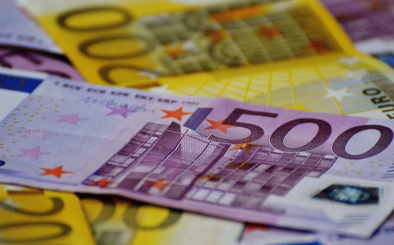 Evoluții importante la cursul valutar: dolarul scade, iar aurul rămâne la nivel ridicat. Ce se întâmplă cu euro