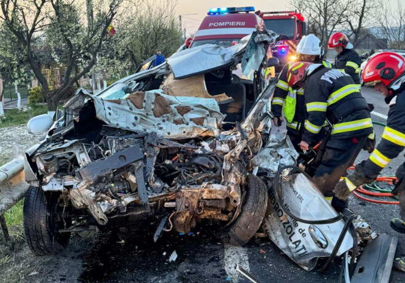 Tragedie pe drumul Dej–Beclean: coliziune violentă între o mașină și  un autobuz. O persoană a murit