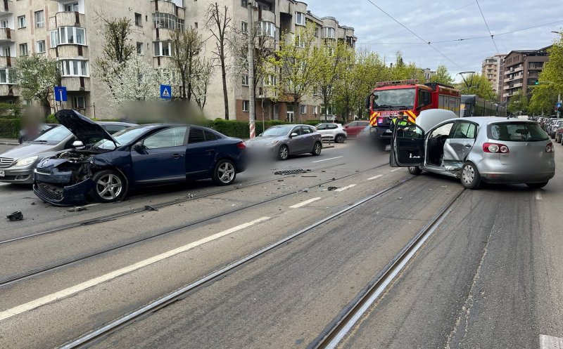Accident rutier în Cluj-Napoca: o fetiță de 11 ani și două femei, transportate de urgență la spital