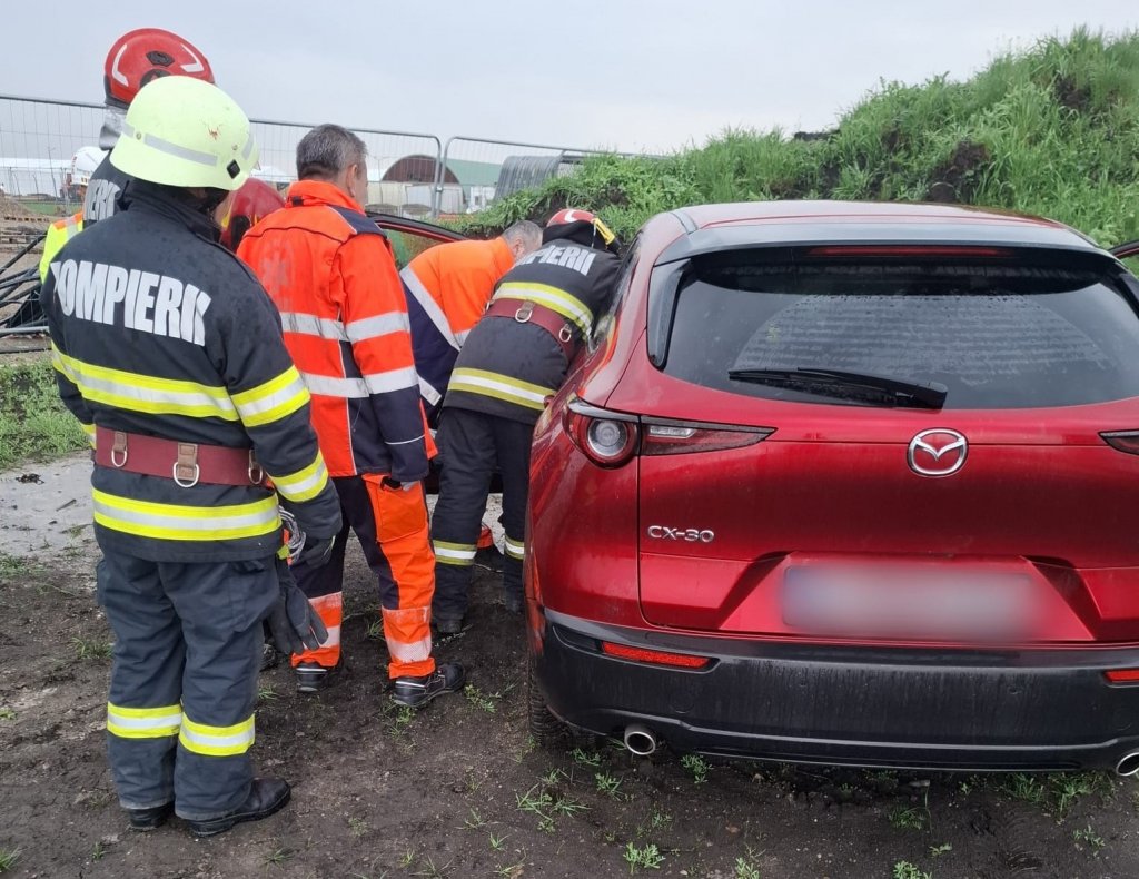 Accident în Cluj: mașină ieșită de pe carosabil. Un bărbat a ajuns la spital