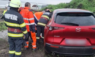 Accident în Cluj: mașină ieșită de pe carosabil. Un bărbat a ajuns la spital