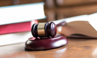 Scene violente în Cluj: doi bărbați condamnați după ce au dat buzna în curtea unui consătean și l-au bătut