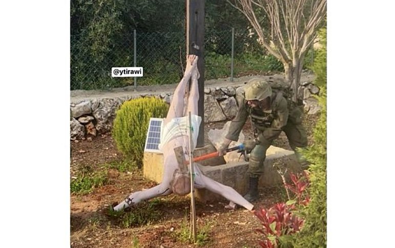 Fotografie cu un soldat israelian care lovește cu un baros capul unei statui a lui Cristos răstignit și căzut de pe cruce / Armata israeliană anunță anchete