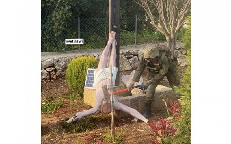 Fotografie cu un soldat israelian care lovește cu un baros capul unei statui a lui Cristos răstignit și căzut de pe cruce / Armata israeliană anunță anchete