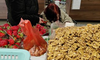 Doamna cu căruțul își caută 'clienți' noi în etapa pe cartiere /