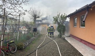 Incendiu puternic în apropiere de Cluj-Napoca: vopsitorie și casă cuprinse de flăcări. Trei autospeciale ISU intervin