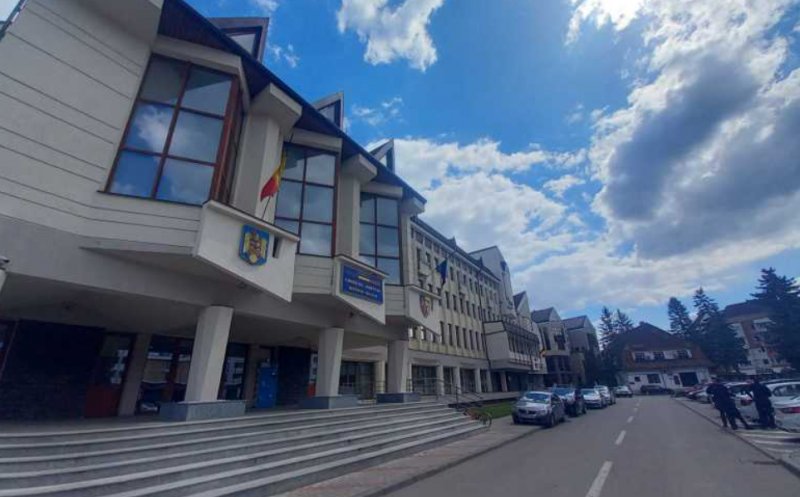 Președintele CJ Bistrița-Năsăud, Radu Moldovan, adus de DNA la sediu. Alți trei angajați, ridicați pentru audieri