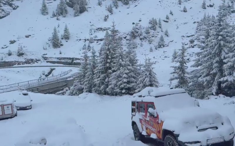 Iarna refuză să plece! IMAGINI spectaculoase de la munte: ninge ca-n ianuarie, în plină primăvară