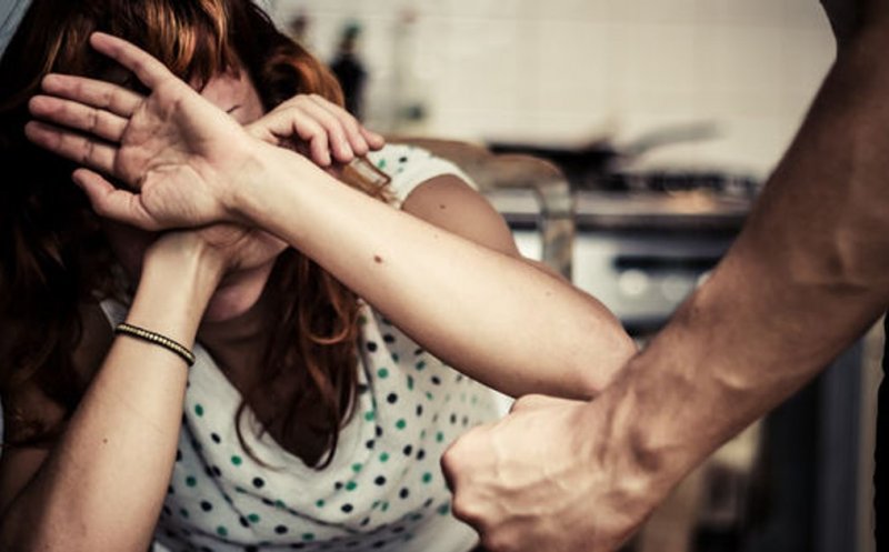 Legea femicidului, promulgată de președintele Nicușor Dan. Măsuri mai dure pentru prevenirea şi combaterea violenţei împotriva femeilor